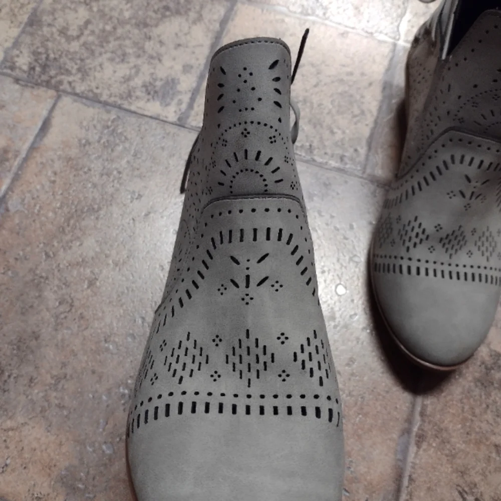 Perforated ankle bootie size 7